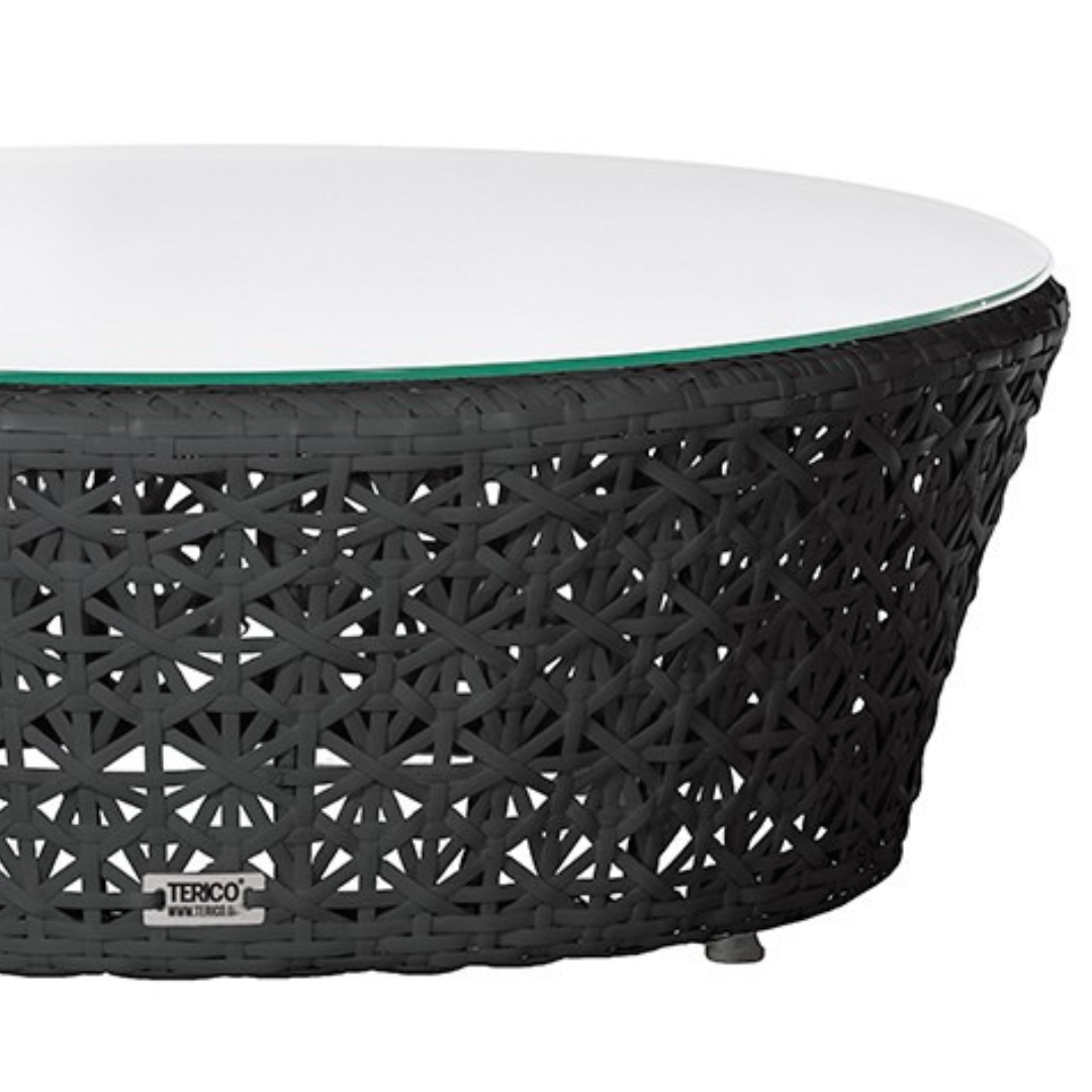 Detail skleněné desky a uměleckého výpletu nízkého kulatého stolku KAIR Terico v černé barvě