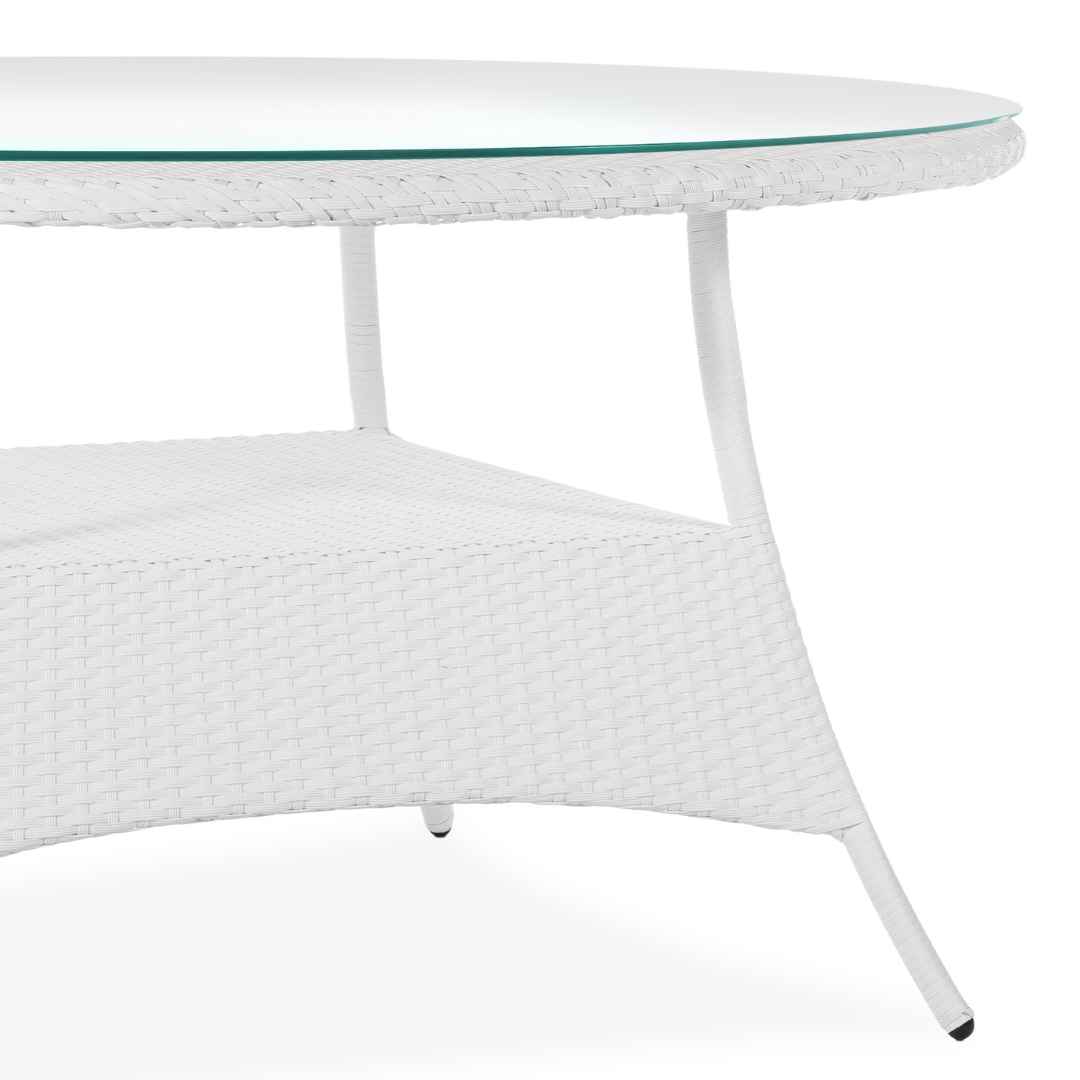 Detail stolu BALINA Terico v bílé barvě: skleněná deska, ratanový výplet a stabilní konstrukce zahradního stolu.