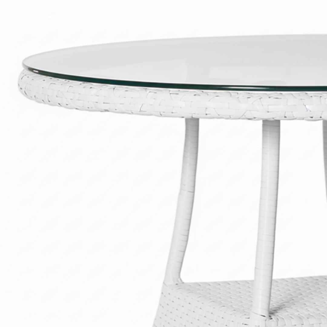 Detail kulaté skleněné desky bílého ratanového stolu BALINA Terico