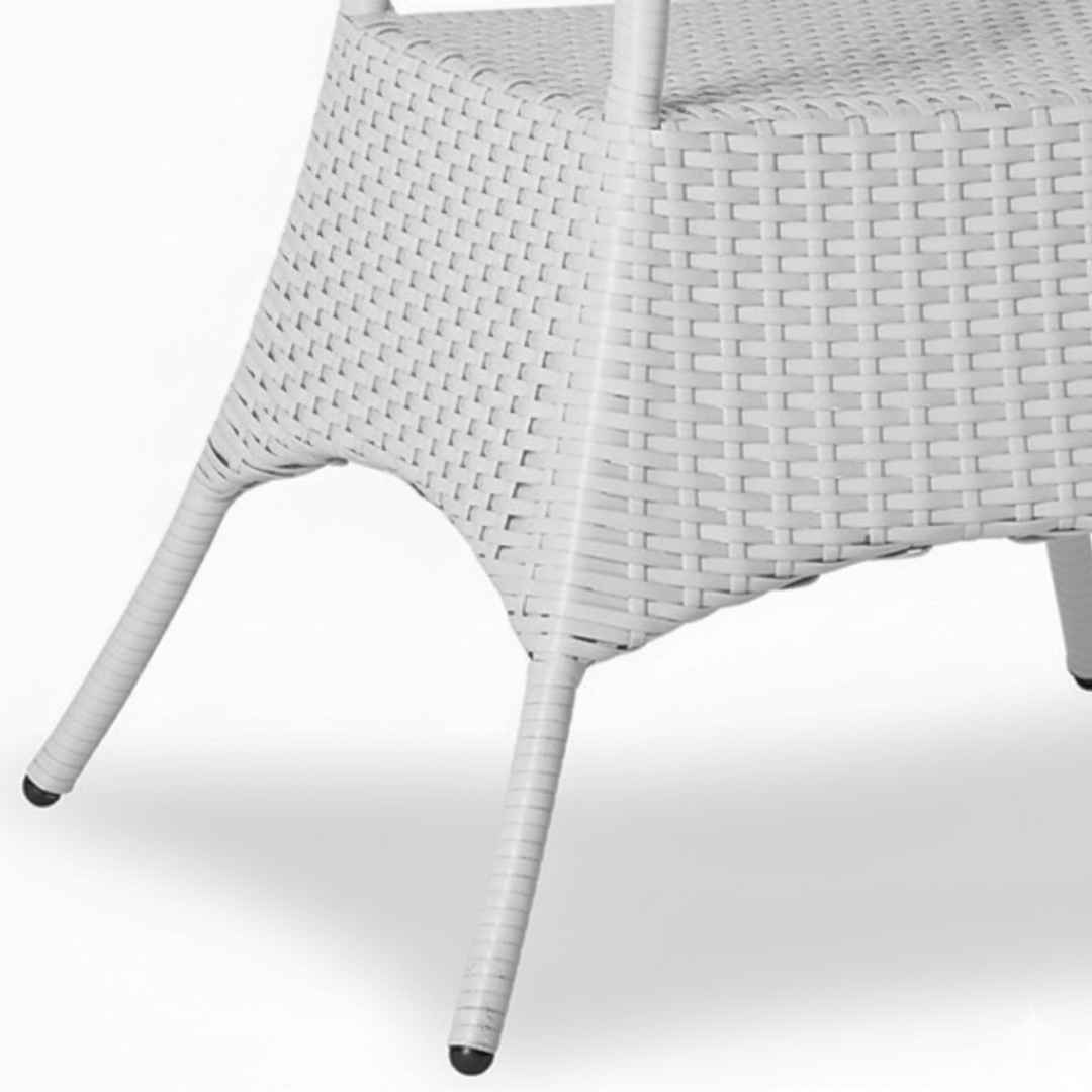 Detail výpletu a konstrukce bílého ratanového stolu BALINA Terico