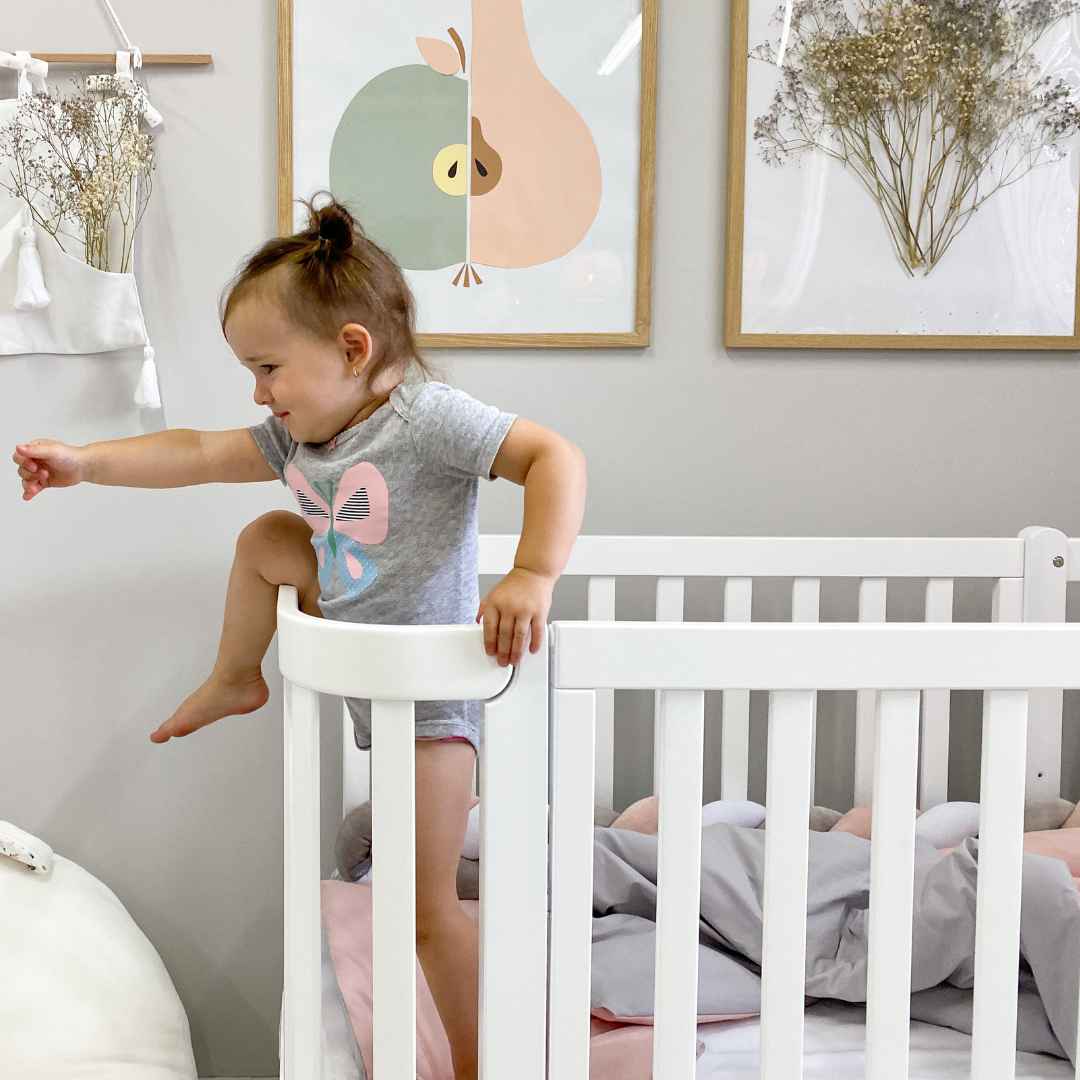 Sada. Dětská postýlka Zukko 120x60 s kvalitní matrací Hilding Anders. Bílá