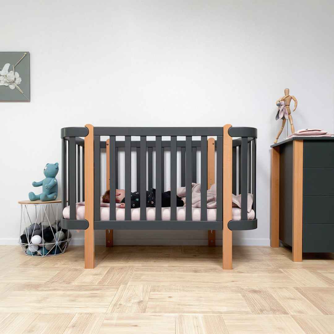 Dětská postýlka Zukko Gekko Kids 120x60. Tmavě šedá / Přírodní buk