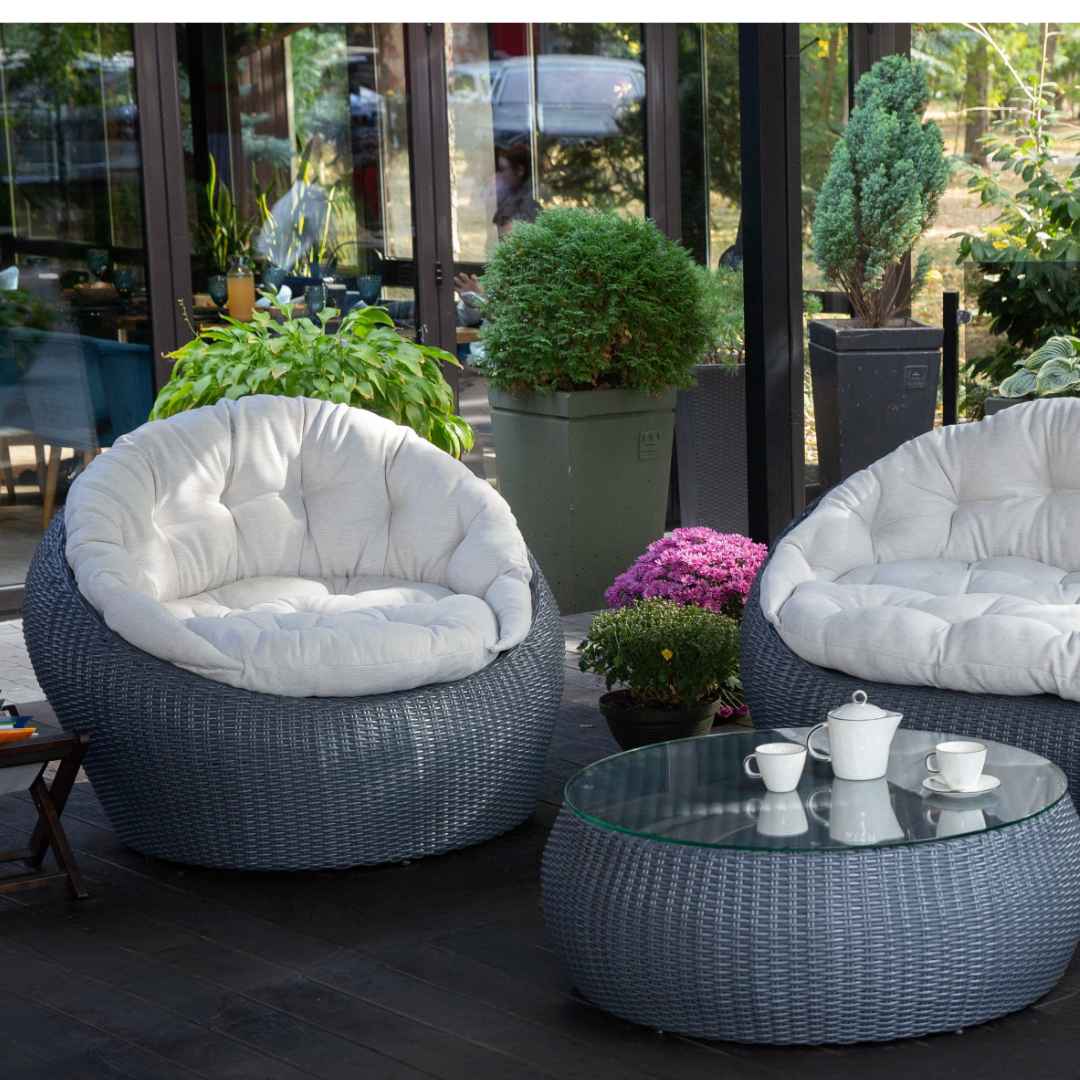 Ratanová sestava PANDORA Terico. Skládá se z pohovky, dvou křesel a konferenčního stolku.