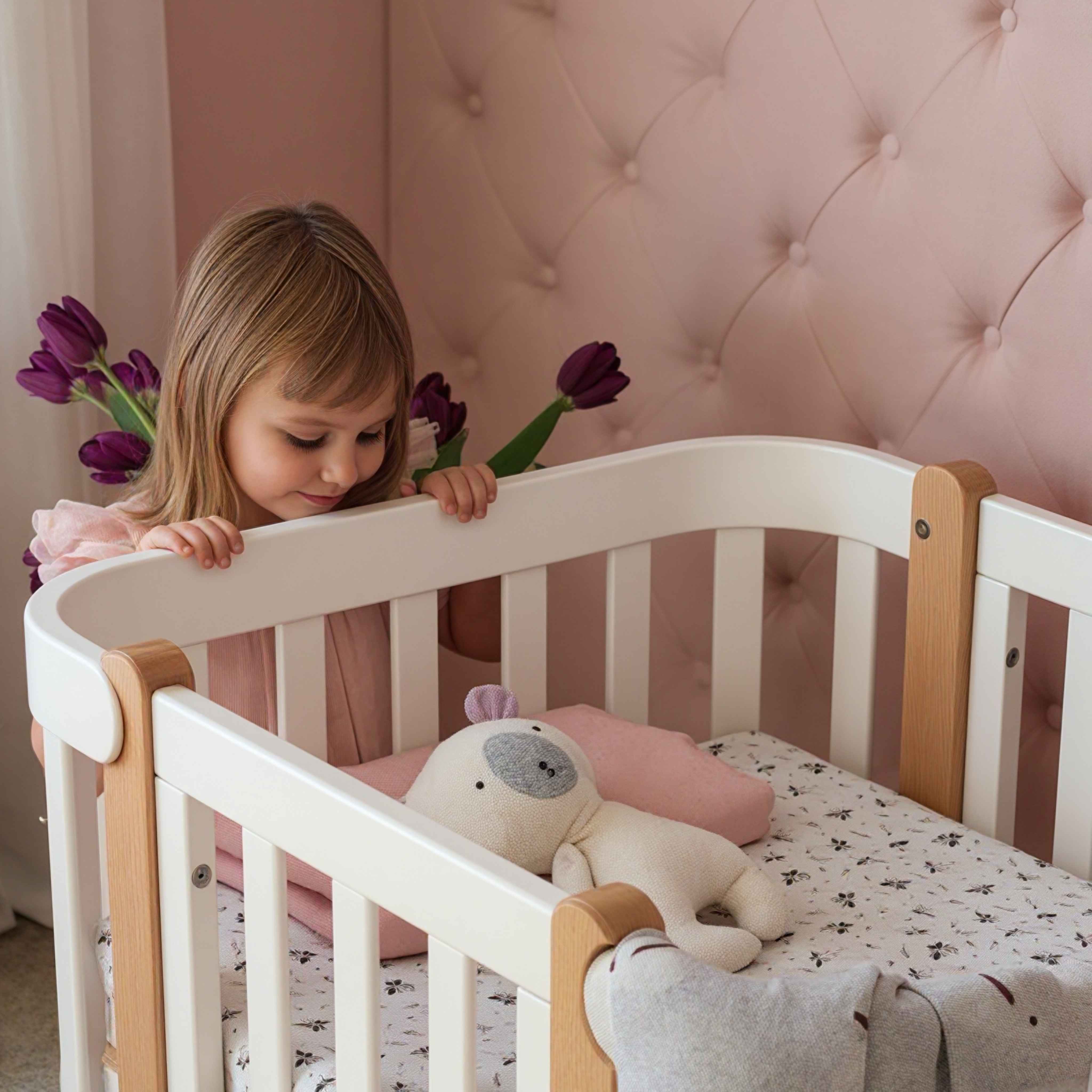 Sada. Dětská postýlka Zukko 120x60 s kvalitní matrací Hilding Anders. Bílá/Přírodní