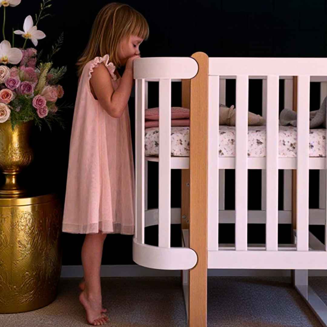 Sada. Dětská postýlka Zukko 120x60 s matrací, komodou a přebalovacím pultem. Bílá/Přírodní.