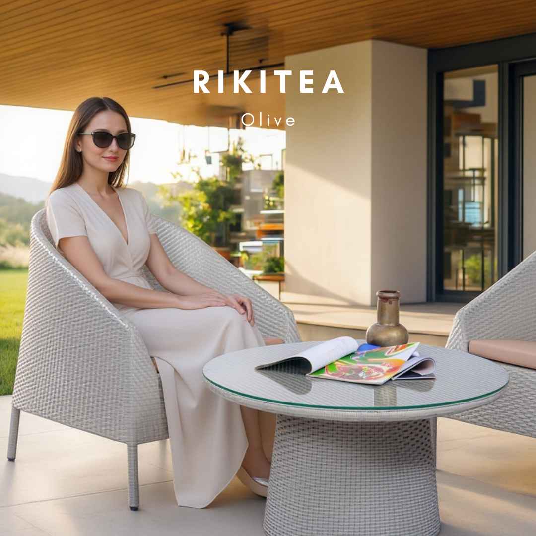 Ratanová sestava RIKITEA Terico. Skládá se z dvou křesel a konferenčního stolku. Olivová barva