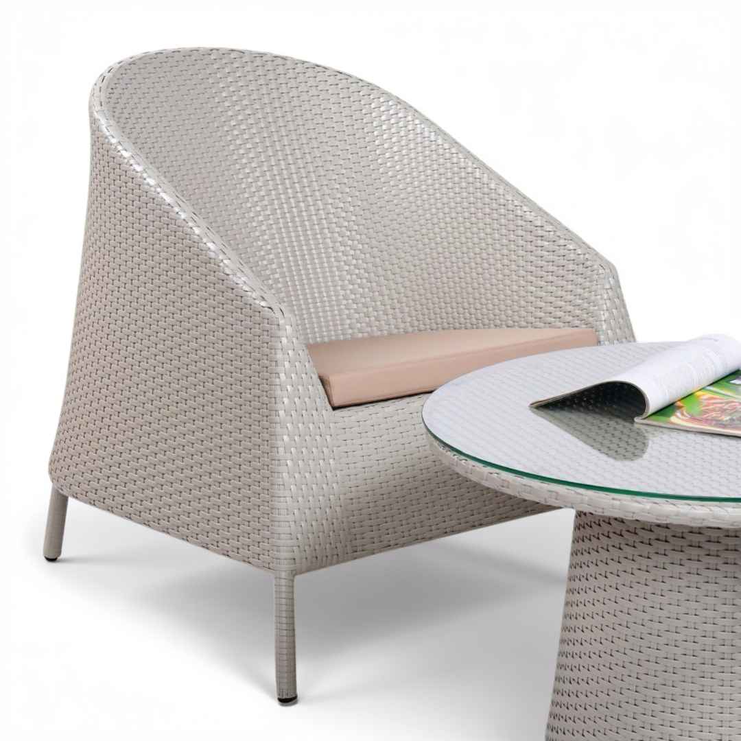 Ratanová sestava RIKITEA Terico. Skládá se z dvou křesel a konferenčního stolku. Olivová barva