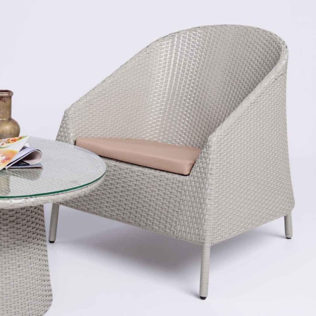 Ratanová sestava RIKITEA Terico. Skládá se z dvou křesel a konferenčního stolku. Olivová barva