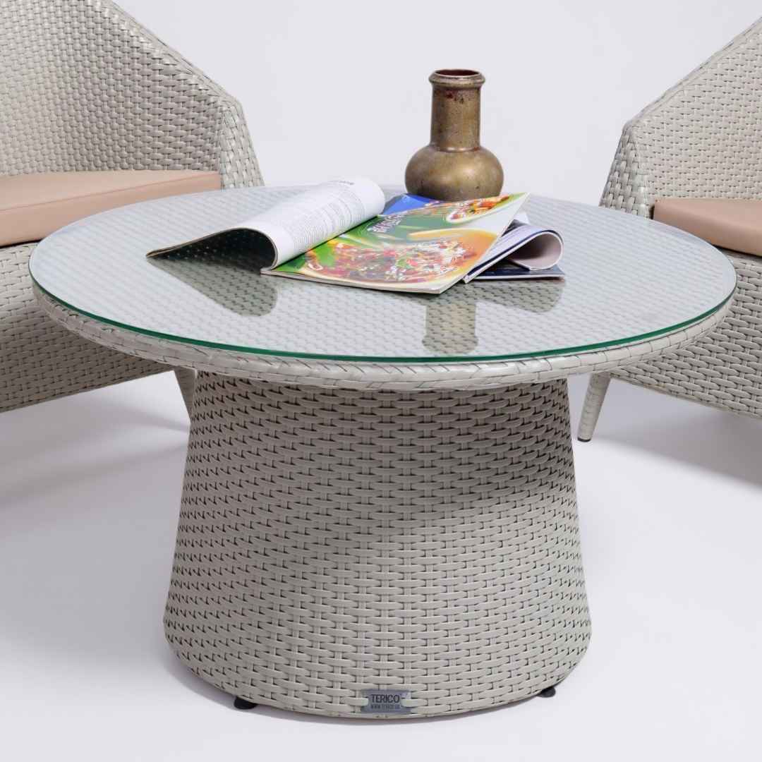 Ratanová sestava RIKITEA Terico. Skládá se z dvou křesel a konferenčního stolku. Olivová barva