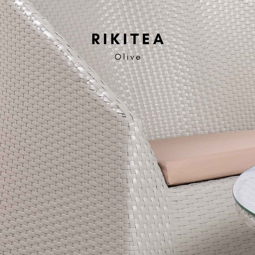 Ratanová sestava RIKITEA Terico. Skládá se z dvou křesel a konferenčního stolku. Olivová barva