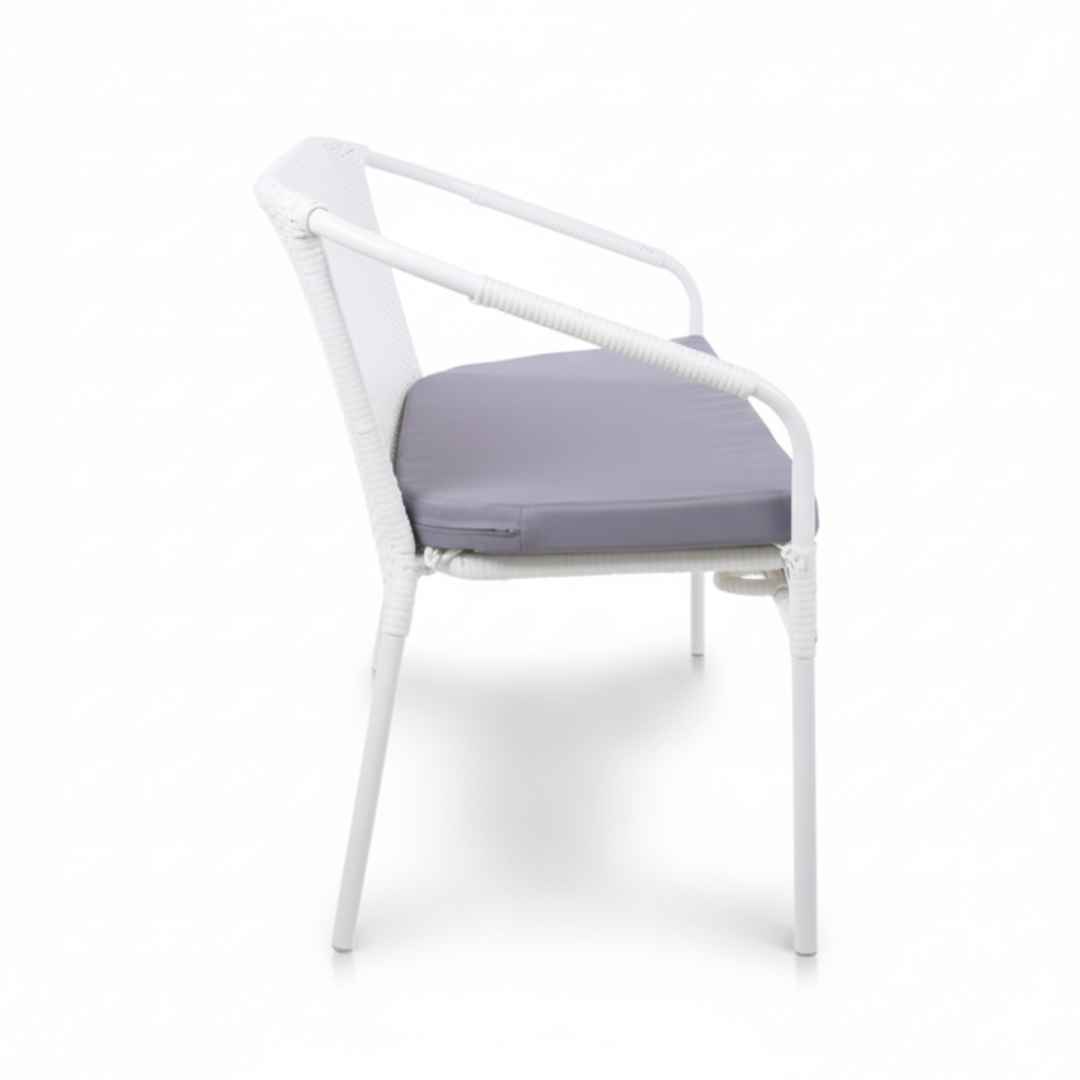 Ratanová sestava VERONA LIGHT + BALINA Terico. Skládá se ze dvou židlí, pohovky a stolu. Bilá barva