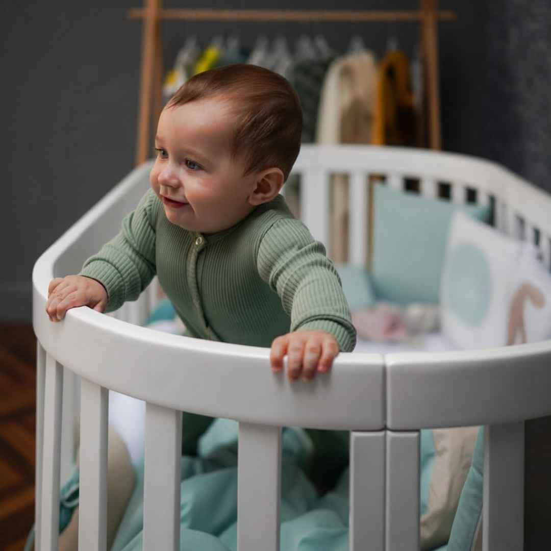 Dětská postýlka Mikko Gekko Kids + kvalitní matrace a kolečka. Bílá.