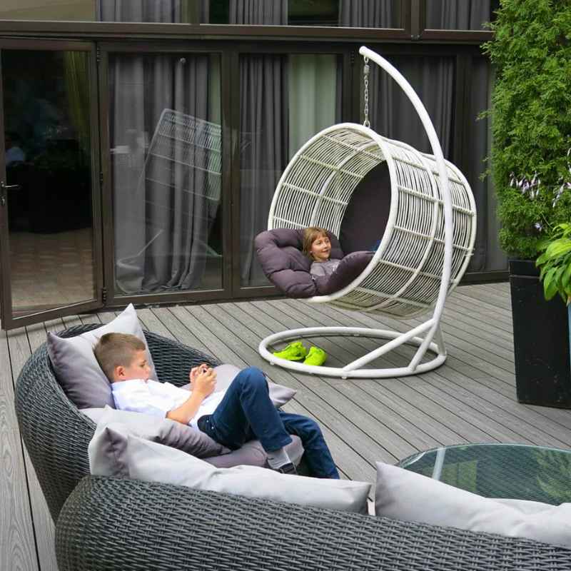 Stylové závěsné křeslo se stojanem TINO Terico — houpací křeslo s oblým tvarem. Bílé