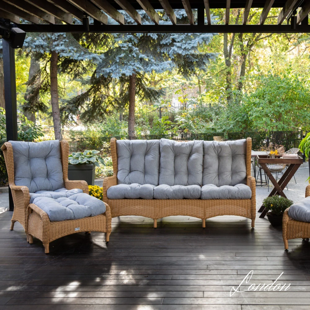 Zahradní sedací sestava z umělého ratanu BIG LONDON LOUNGE Terico. Skládá se ze dvou velkých křesel, třímístné pohovky, dvou podnožek a konferenčního stolku.