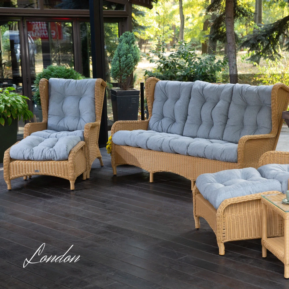 Zahradní sedací sestava z umělého ratanu BIG LONDON LOUNGE Terico. Skládá se ze dvou velkých křesel, třímístné pohovky, dvou podnožek a konferenčního stolku.
