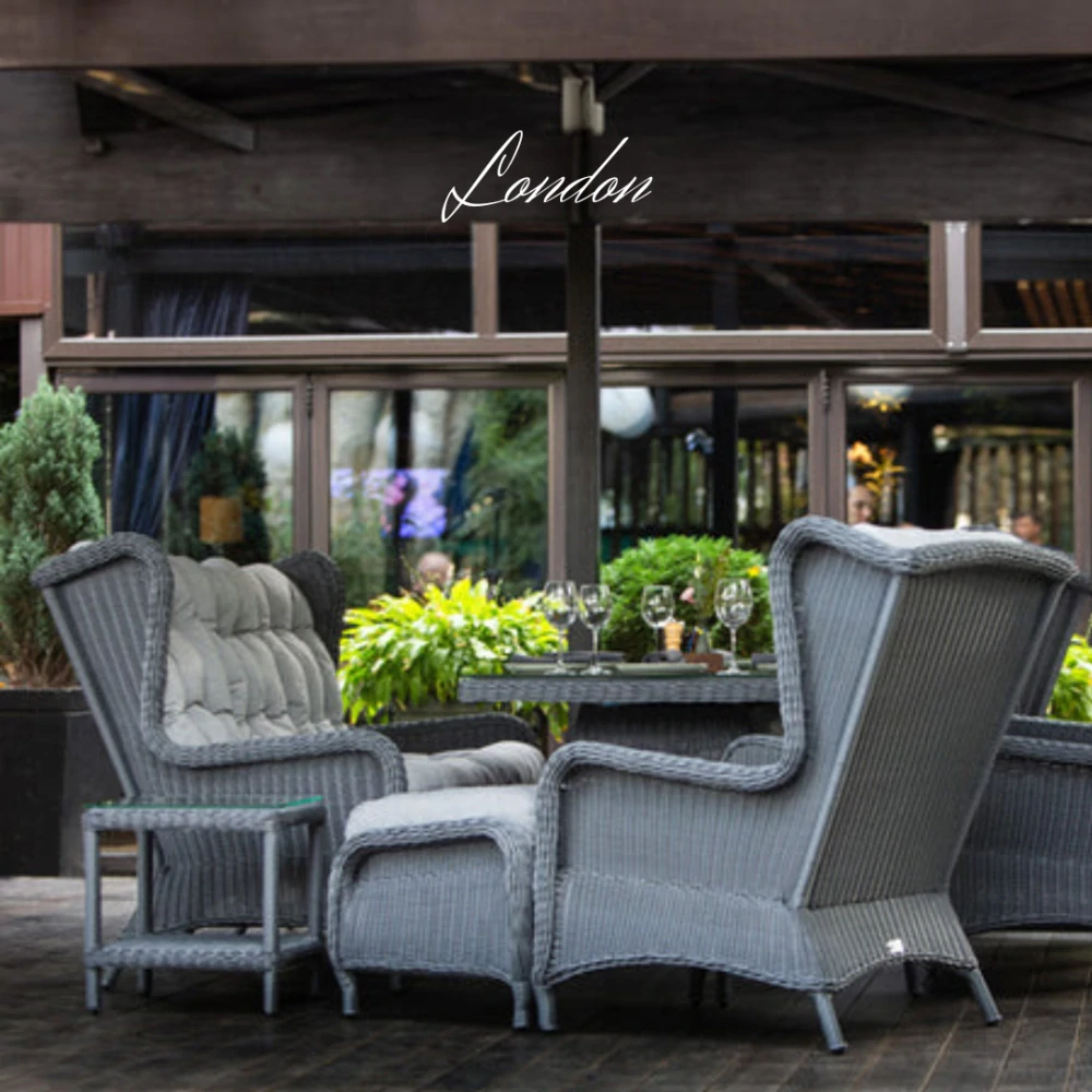 Ratanová venkovní jídelní sestava LONDON FAMILY Terico. Skládá se z jídelního stolu, dvou třímístných pohovek, dvou velkých křesel, dvou podnožek a konferenčního stolku.