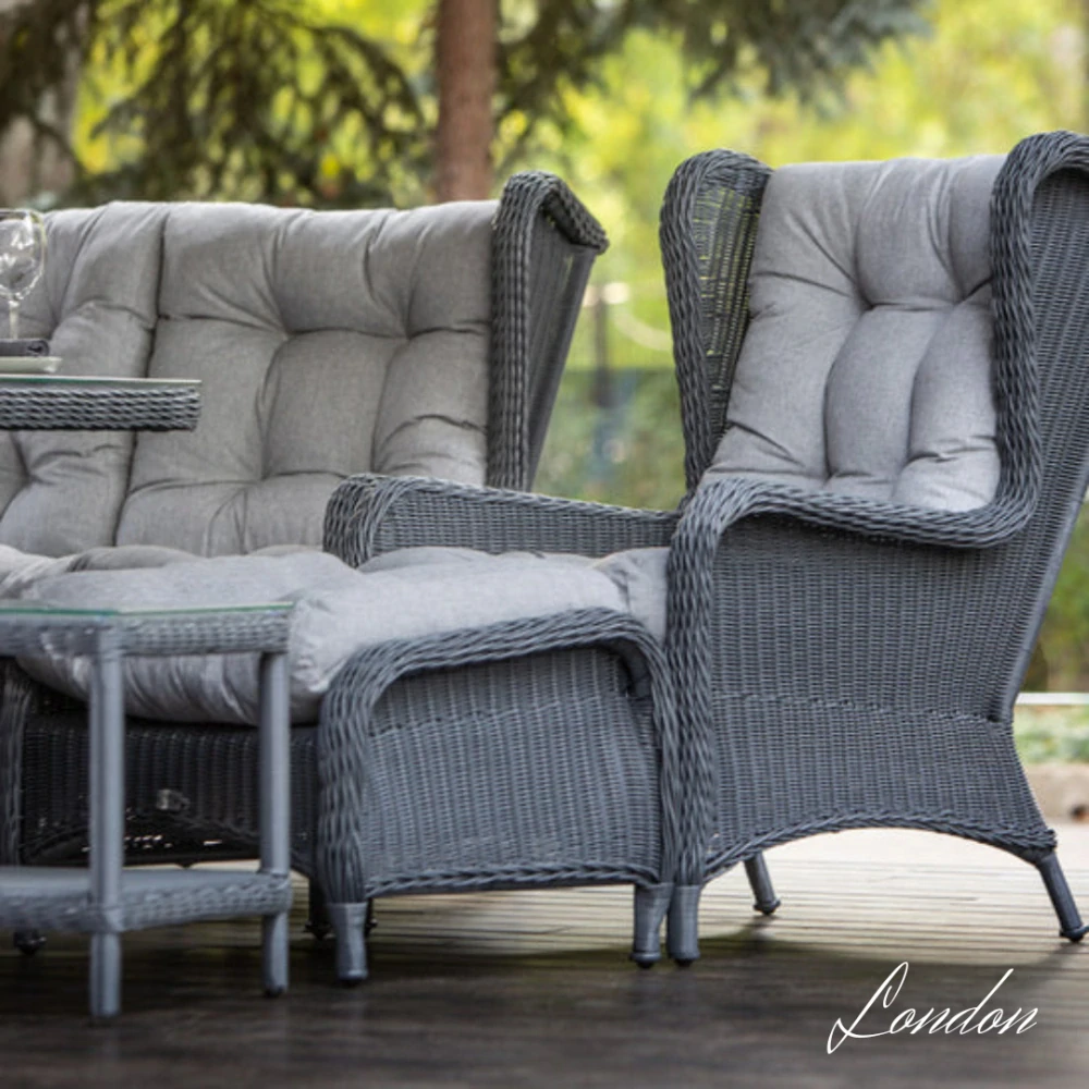 Ratanová venkovní jídelní sestava LONDON FAMILY Terico. Skládá se z jídelního stolu, dvou třímístných pohovek, dvou velkých křesel, dvou podnožek a konferenčního stolku.