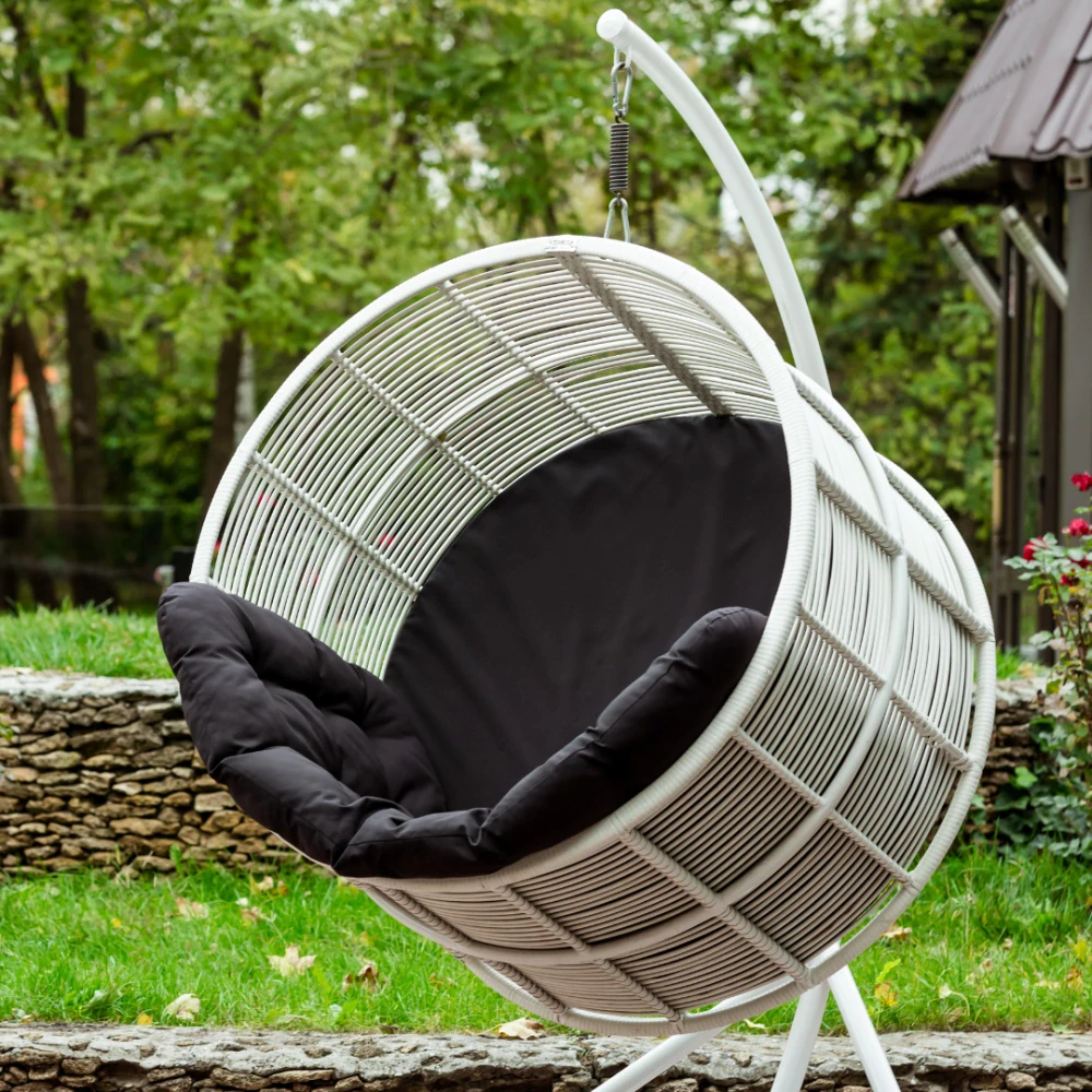 Stylové závěsné křeslo se stojanem TINO Terico — houpací křeslo s oblým tvarem. Bílé