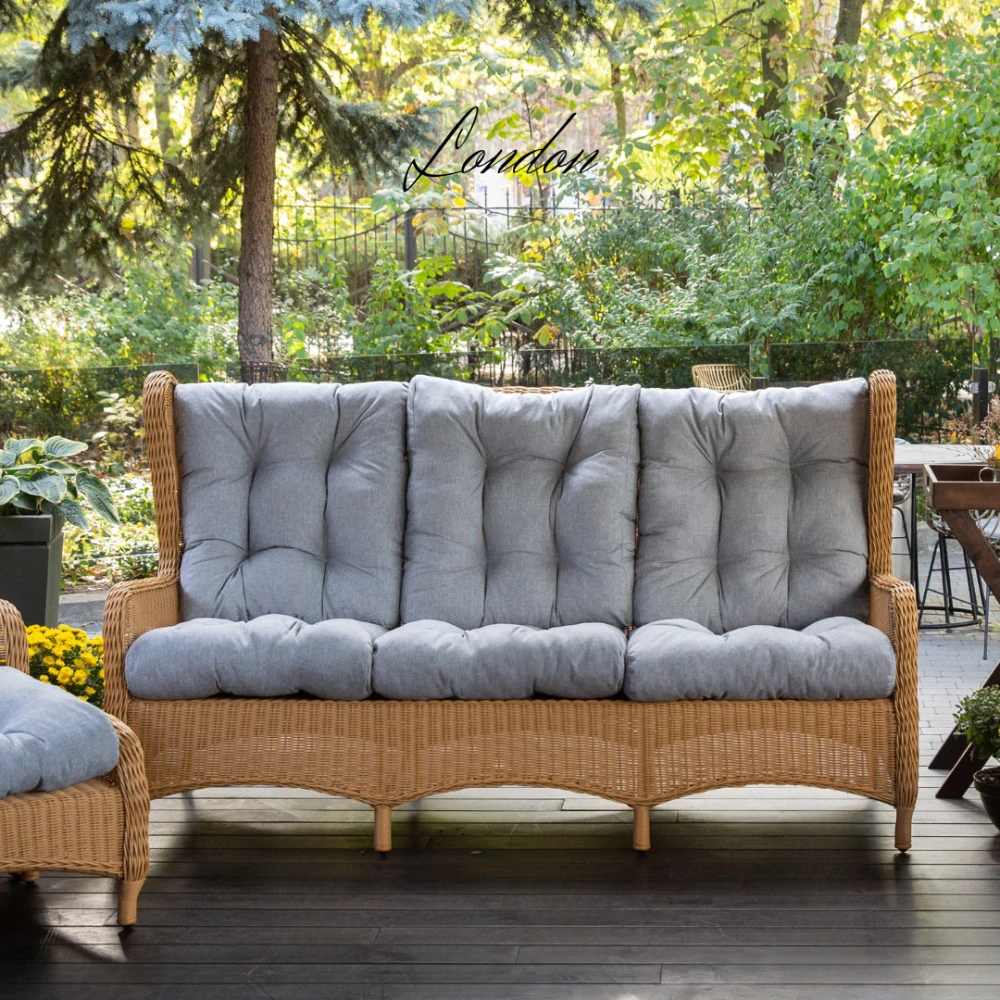 Zahradní sedací sestava z umělého ratanu BIG LONDON LOUNGE Terico. Skládá se ze dvou velkých křesel, třímístné pohovky, dvou podnožek a konferenčního stolku.