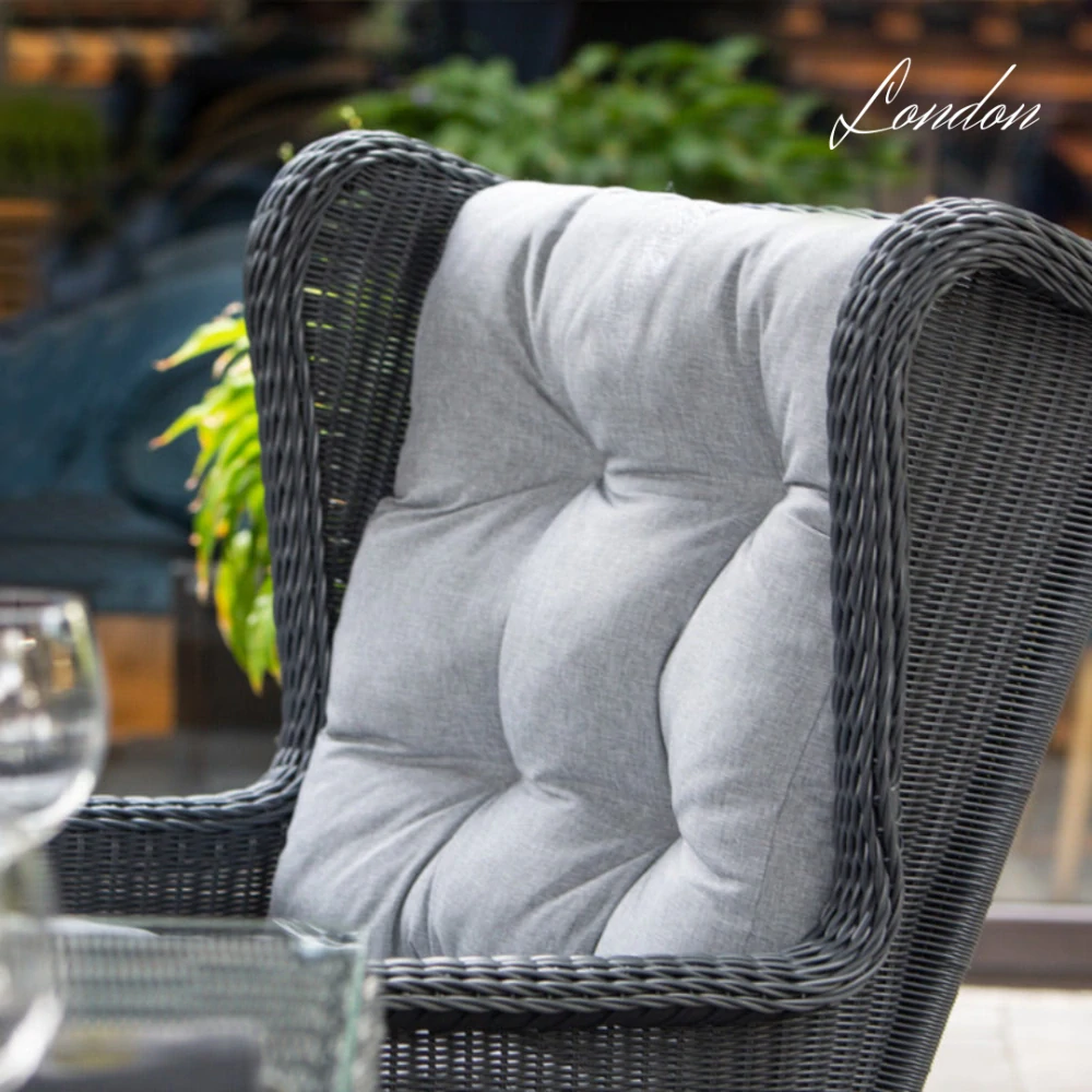 Ratanová venkovní jídelní sestava LONDON FAMILY Terico. Skládá se z jídelního stolu, dvou třímístných pohovek, dvou velkých křesel, dvou podnožek a konferenčního stolku.