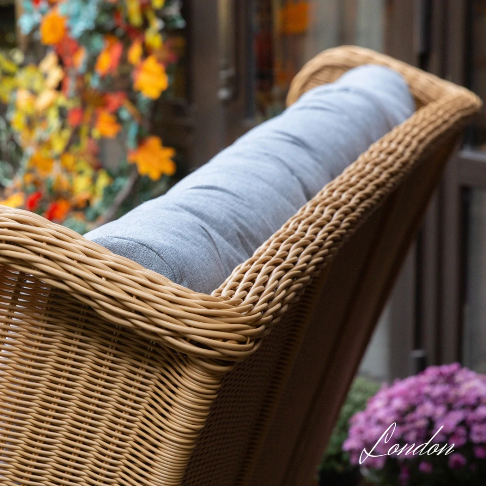 Velká třímístná zahradní pohovka z umělého ratanu LONDON Terico. Mléčně béžová barva ratanu. Šedé polštáře a matrace. 