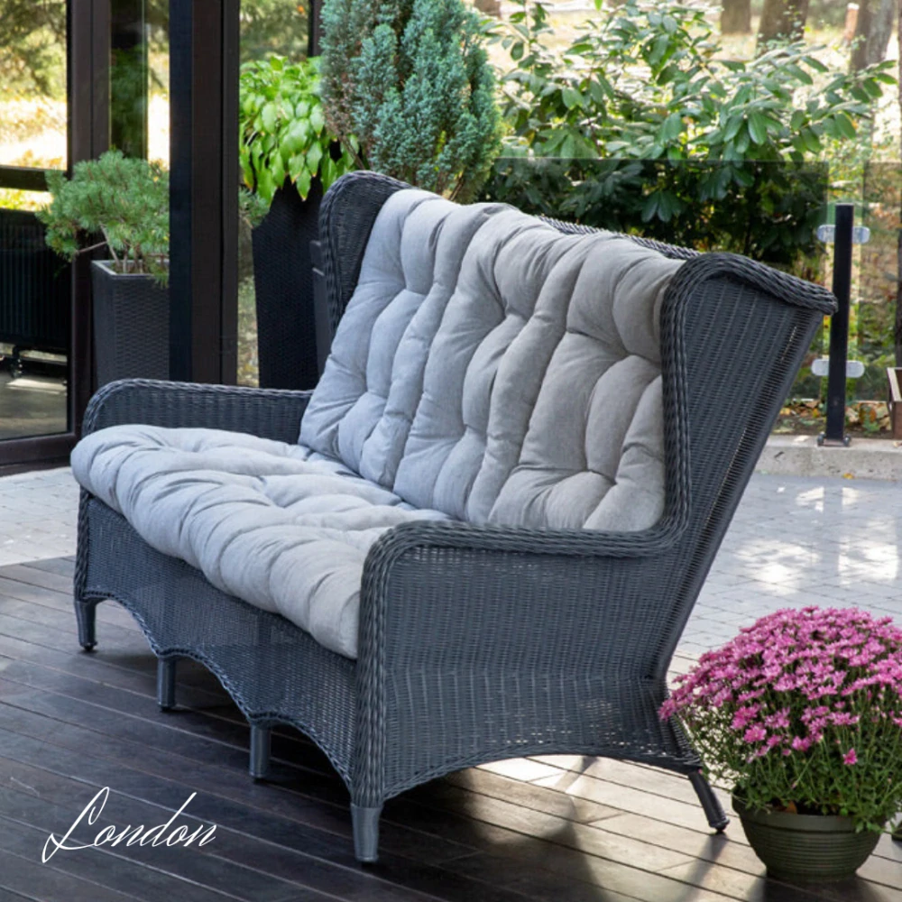 Ratanová venkovní jídelní sestava LONDON FAMILY Terico. Skládá se z jídelního stolu, dvou třímístných pohovek, dvou velkých křesel, dvou podnožek a konferenčního stolku.